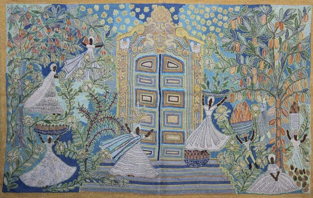 Tapisserie de Madeleine Colaço : porte baroque bleue et dorée au sommet d'un escalier, femmes en robes blanches et récolte de fruits sous un cacaoyer, fond bleu étoilé
