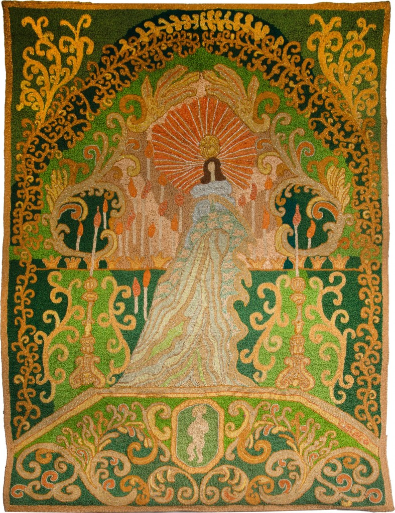 Tapisserie de Madeleine Colaço : figure féminine à l'auréole rayonnante et longue robe, entourée de chandeliers et d'arabesques baroques dorées sur fond vert